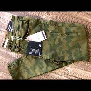 Zara Women’s camouflage distressed skinny jean size 6 / 38. Brand new with tags